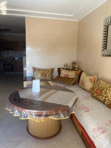 ein Wohnzimmer mit Sofa und Tisch in der Unterkunft lot24 in Saidia 
