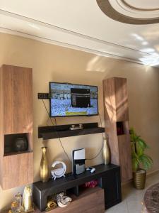 ein Wohnzimmer mit einem Fernseher an der Wand in der Unterkunft lot24 in Saidia 