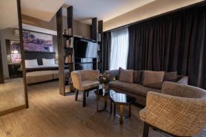 a living room with a couch and a bed at Esplendor Plaza Francia in Buenos Aires