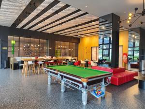 a room with a pool table and a bar at Ibis Haiyan Economic Development Zone in Haiyan