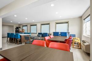 a dining room with tables and chairs and windows at Holiday Inn Express Hotel & Suites Wabash by IHG in Wabash