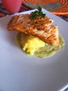 Ein weißer Teller mit einem Stück Fisch und Kartoffelpüree. in der Unterkunft Hotel Oicatá in Duitama