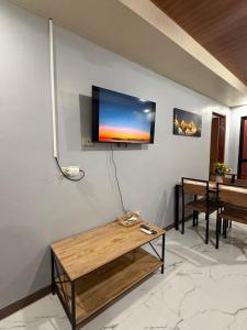 a living room with a flat screen tv on a wall at Casa Jawero in Orani