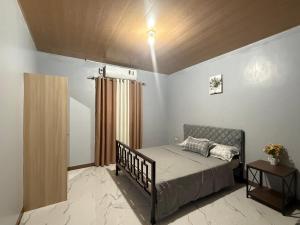 a bedroom with a bed and a wooden ceiling at Casa Jawero in Orani