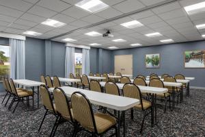 a room with rows of tables and chairs at Hampton Inn & Suites Prattville in Prattville +47 photos