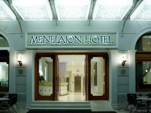 ein Hotel mit einem Schild, auf dem „Mellerion Hotel“ steht in der Unterkunft Menelaion Hotel in Sparta + 49 Fotos