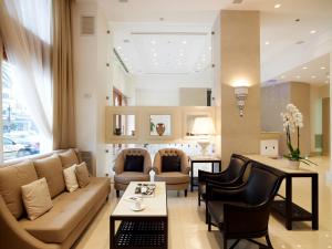 ein Wohnzimmer mit Sofa und Tisch in der Unterkunft Menelaion Hotel in Sparta