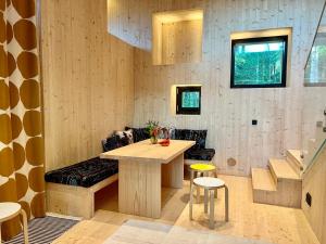 a room with a table and a bench in it at Meteorite House in Kontiolahti