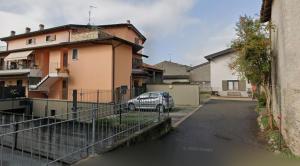 a car parked in a parking lot next to a house at Appartamenti della Marchesa 2 camere in Montichiari