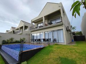 a house with a swimming pool in the yard at Villa 80 in Gonapola