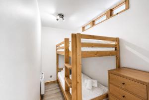 a bedroom with two bunk beds and a desk at Chalet Adele - Appartement 4 personnes situé en bord de piste St Martin de Belleville MAE-5684 in Saint-Martin-de-Belleville +13 photos
