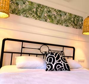 Ein schwarz-weißes Kissen liegt auf einem Bett. in der Unterkunft Sea Garden Kaş Hotel in Kaş