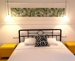ein Schlafzimmer mit einem Bett und einem Kissen darauf in der Unterkunft Sea Garden Kaş Hotel in Kaş