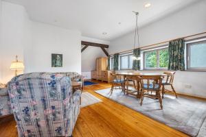 a living room with a table and chairs at Deelenwohnung in Trebel
