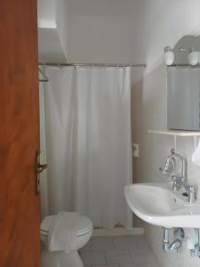 ein Badezimmer mit Toilette, Waschbecken und Dusche in der Unterkunft Orama in Vasiliká + 123 Fotos