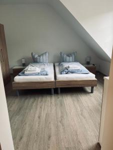 a bedroom with two twin beds in a attic at Gästehaus St Markus in Höxter