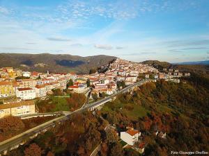 an aerial view of a city with a bridge at Hotel Terme in Tempone