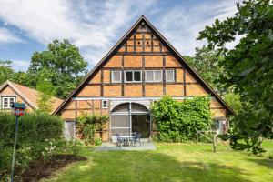 a large house with a gambrel roof at Deelenwohnung in Trebel