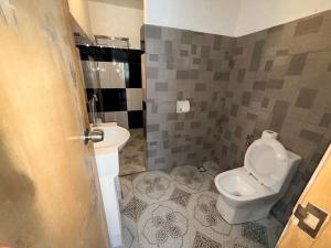 a bathroom with a toilet and a sink at Kwarto's in Siquijor