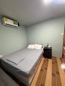 a small bedroom with a bed and a night stand at Lugar de paz cerca de Upala in Upala