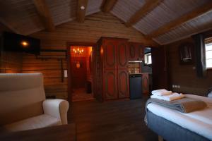 a room with two beds and a chair in a cabin at Tunet in Hemavan