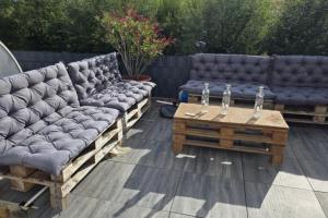two couches and a coffee table on a patio at NEU! Ferienwohnung am Schanzenbach in Hartha