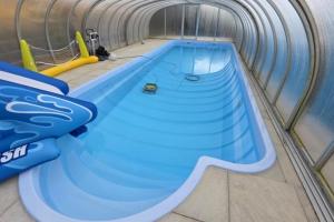 a swimming pool in a building with a swimming pool at NEU! Ferienwohnung am Schanzenbach in Hartha