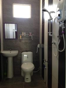 La salle de bains est pourvue de toilettes et d'un lavabo. dans l'établissement Villa Sri Tebengau, à Kuah