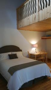 Postel nebo postele na pokoji v ubytování Lenroot Lodge