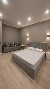 a large bedroom with a large bed and two beds sidx sidx sidx sidx at Алпамыс - В пешей доступности Центральный парк, ЦУМ, ТРЦ MART in Kostanay