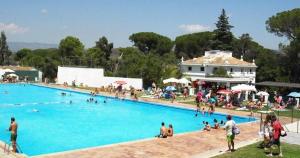 a group of people in a large swimming pool at Casa San Rafael, magnífico chalet con gran jardín in Navajas