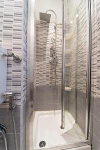 a shower with a glass door in a bathroom at CASE VACANZE ROSA CON SERVIZIO SPIAGGIA in Lido Adriano