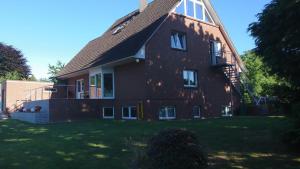 a large brick house with a gambrel roof at Landluft in Gnissau