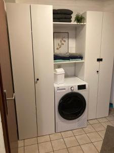 a washer and dryer in a small room at Landluft in Gnissau