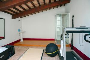 a room with a gym with a treadmill at Dimora DiVino in Palazzone