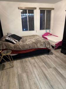 a bedroom with a bed and a wooden floor at Cabaña Lakshmi in El Pescador