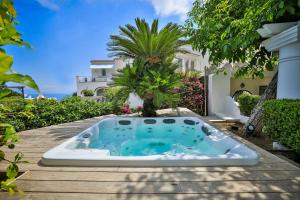 a hot tub sitting on top of a wooden table at Villa Francesca in Capri