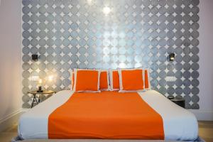 an orange and white bed in a room at Villa Francesca in Capri