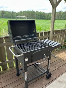 ein Grill auf einer Terrasse mit einem Laptop darauf in der Unterkunft POLNA CHATA in Jasionówka