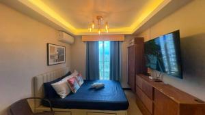 a small room with a blue bench with a window at 1403-304 Saekyung Pool view in Lapu Lapu City