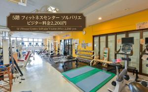 ein Fitnessstudio mit Laufbändern und Trainingsgeräten in der Unterkunft Hotel Sun Valley Annex in Beppu