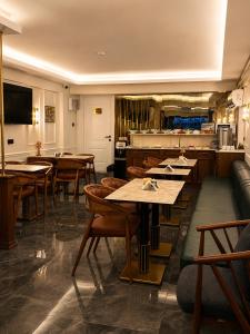 ein Restaurant mit Tischen und Stühlen und einer Küche in der Unterkunft The PeraPort Hotel in Istanbul
