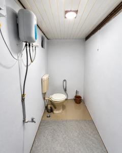a bathroom with a toilet in a room at Lake breeze homestay in Shendi