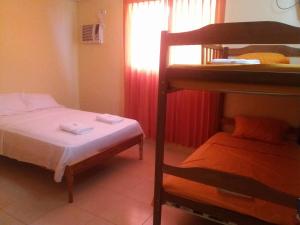 sypialnia z 2 łóżkami piętrowymi i łóżkiem w obiekcie Hostal Montecarlos w mieście Salinas