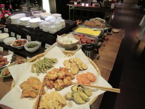 北九州小仓皇冠山酒店的自助餐桌上摆满了各种不同类型的食物