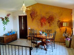 a dining room with a table and chairs at Lavillafortuna in Casa Pantano