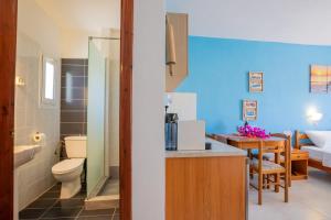ein Badezimmer mit Toilette, Waschbecken und Tisch in der Unterkunft Studios Nina in Amoopi + 129 Fotos