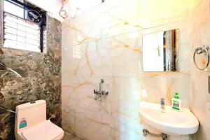 ein Badezimmer mit Waschbecken und Toilette in der Unterkunft II EMPYREAN STAYS II SU CASA VILLA II 4BHK II AC II PRIVATE POOL Il in Lonavla + 33 Fotos