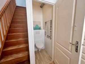 a bathroom with a toilet and a staircase at Charmant Duplex climatisé, Centre de Cahors in Cahors