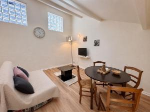 a living room with a couch and a table at Charmant Duplex climatisé, Centre de Cahors in Cahors
